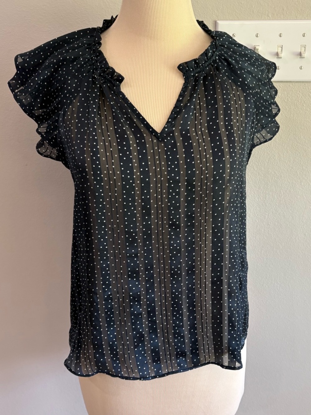 Banana Republic navy blue & white polka dot sheer short sleeve blouse Small GUC